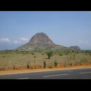 Es ragen einige Felsen aus der Ebene
